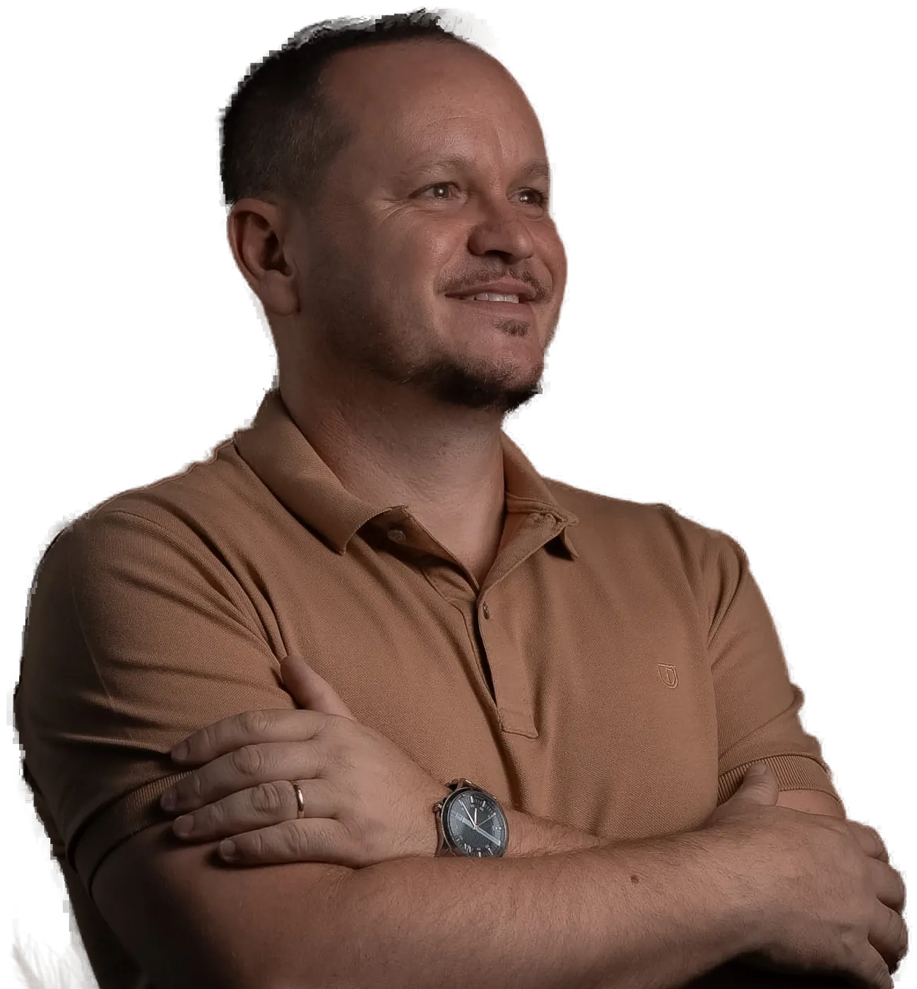 Deividi Marcon de braços cruzados